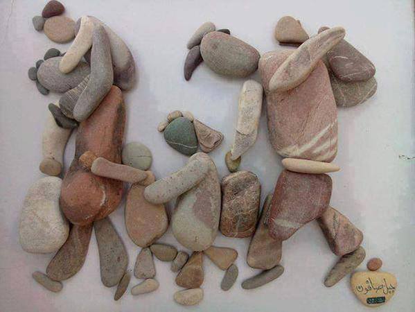 Advocaat_PS's tweet image. Syrische kunstenaar Nizar Ali Badr drukt het gevoel van zijn volk uit met opgeraapte kiezels facebook.com/nezar.badr64?f…