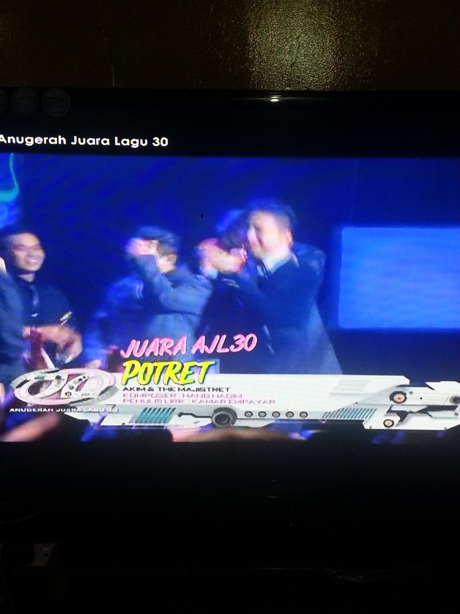eqka1993's tweet photo. Akim dapat anugrah juara lagu 30
Lagu potret memang the bes
#AJL30
#dhhabisAJL30jumlayanchelseapulak
😄😄😄😄😄😄😄😄😄😄😄😄😄😄 https://t.co/LjcW1mWUFX