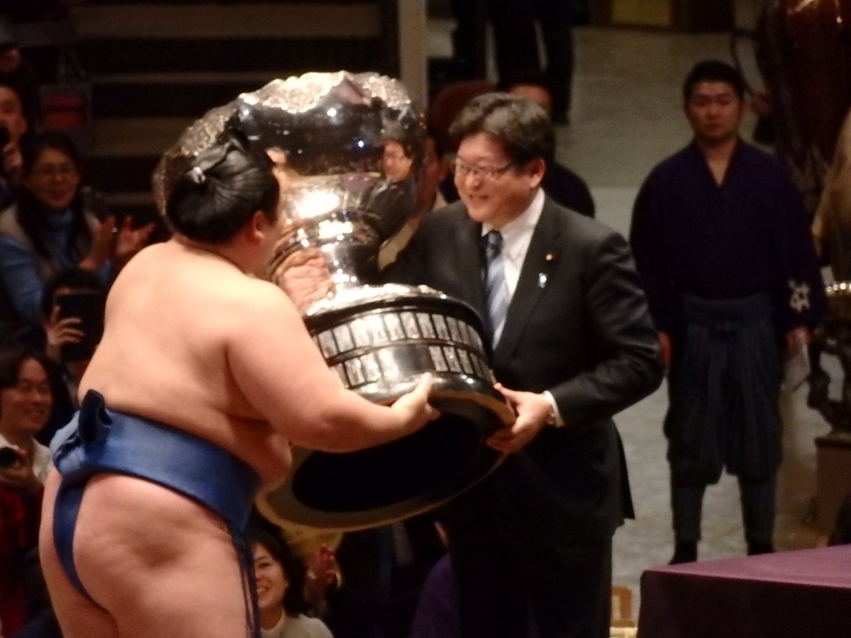 うろたす 内閣総理大臣杯授与 40 8kgもある内閣総理大臣杯を一人で抱えて渡す萩生田内閣副官房長官すごい 大相撲 千秋楽 T Co Dlpbfxbdgc うろたす 内閣総理大臣杯授与 40 8kgもある内閣総理大臣杯を一人で抱えて渡す萩生田内閣副官房長官すごい 大相撲 千秋楽 T Co Dlpbfxbdgc
