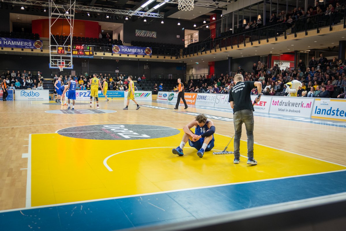 pkleinfoto's tweet photo. @LandstedeBasket vs. @bsweert bezocht. Deze foto dekt de lading van de wedstrijd wel denk ik. 91 - 46 voor Zwolle.. https://t.co/blSy5kfBby