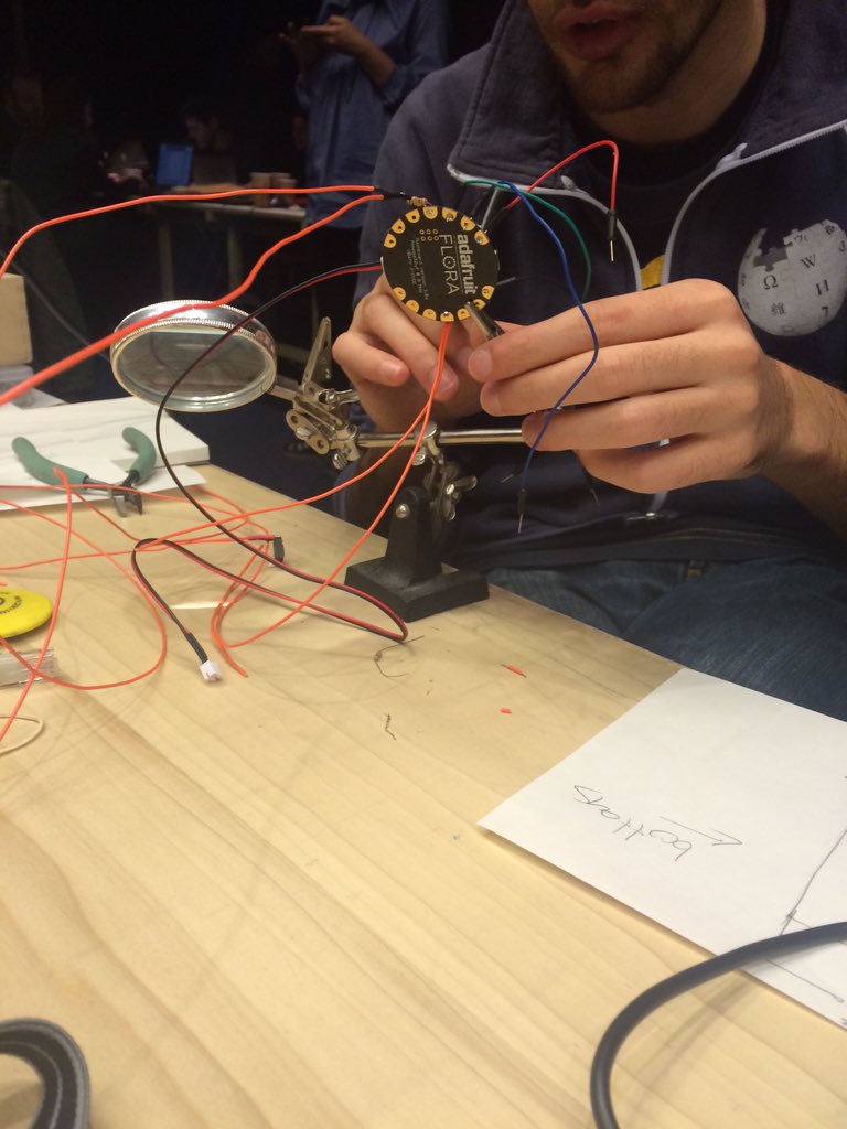 medianeras_ccc's tweet photo. Blooming Flora #adafruit #wearable #hackthebook #cooklee https://t.co/siBQVyD1XL