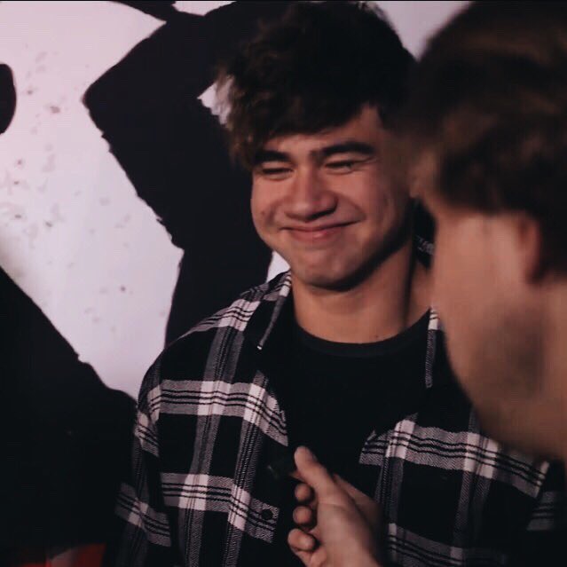 WlLDFLEUR's tweet photo. day 19: calum + your choice #20DOC calum's weird faces are my favorite 😭💞 https://t.co/qQRqt2RIfU