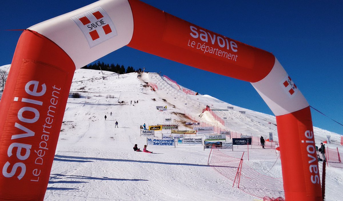 Florian_Paris_'s tweet photo. Coupe d'Europe de ski de bosses @albiez73, sous l'œil bienveillant des Aiguilles d'Arves ! https://t.co/8l53iyv5OF