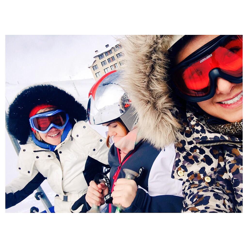 x_hannahwright's tweet photo. #tb to skiing in Andorra year ago. Shame we couldn't go Chamonix this time round💃🏻⛷🏂❄️☀️@Lou_Hartley @hannah_needham https://t.co/uom9NNDonv