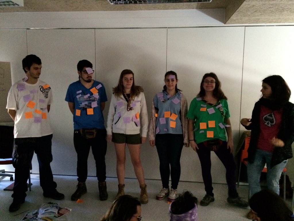_assex_'s tweet photo. Jugando a los #estereotipossexuales en #indabaassex, grandes esxs voluntarixs llenxs de post-it en #indabaEdM16 https://t.co/XTbYYWOVkj