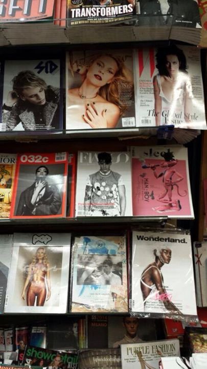 AshMPll's tweet image. I'm next to Rihanna