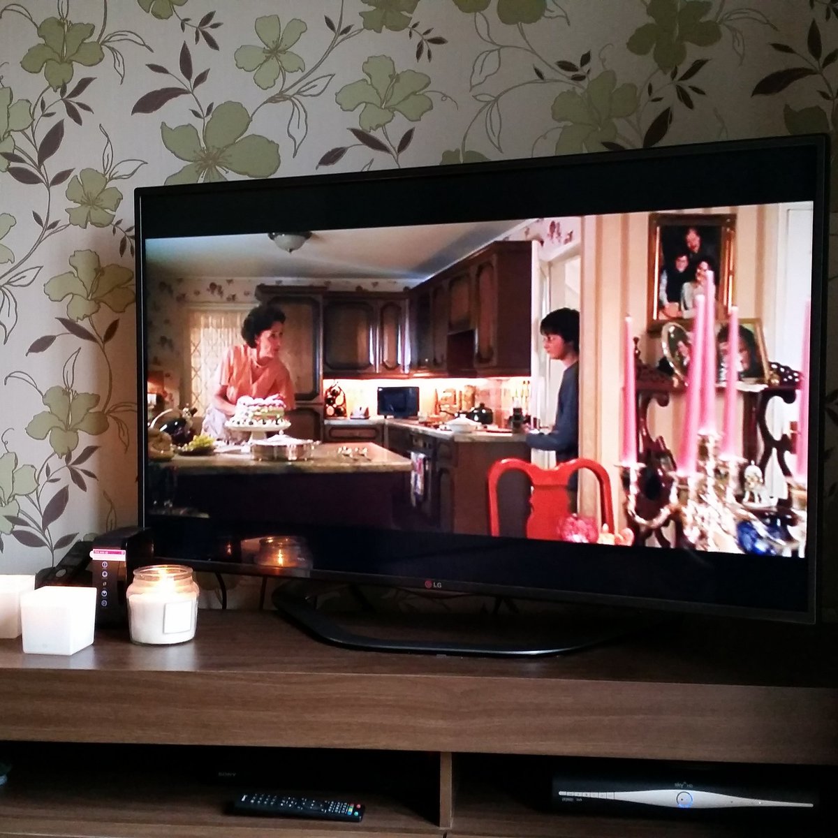 DackHolly's tweet photo. Having a Harry Potter day marathon with my babies while daddy works away for the weekend #HarryPotter #duvetday https://t.co/Pxf1Sk7KxD