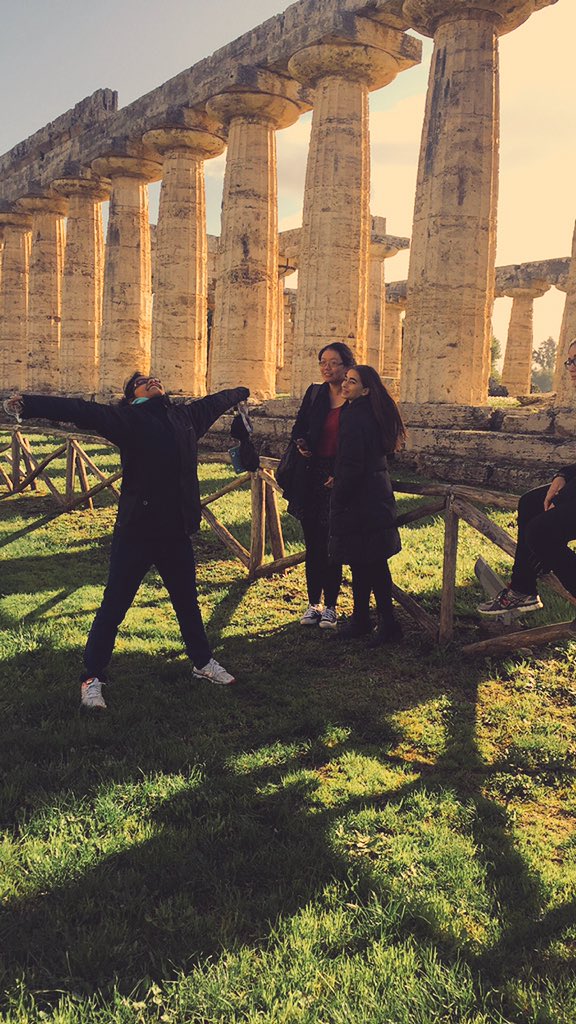 caecilihoes_VII's tweet photo. Temples and chill https://t.co/JllYF0HF44