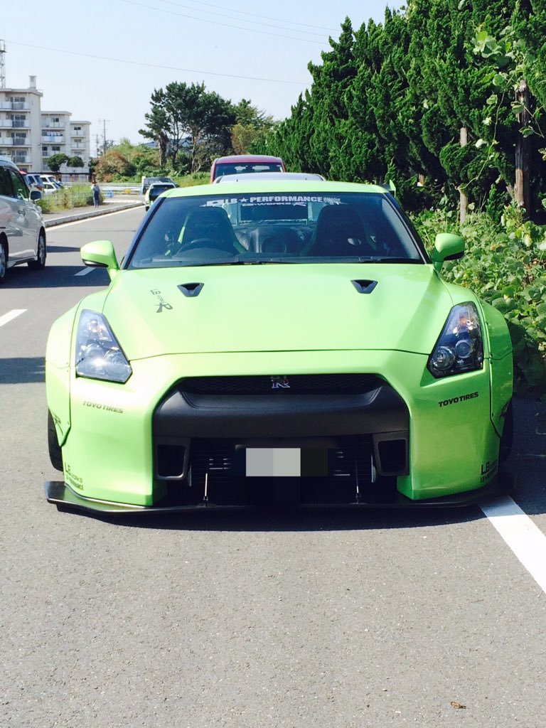 LBworks5's tweet photo. 去年の夏花火を見るのに緑＆茶色のGTRとピンク＆スカイブルーのオーナーさん達と見させてもらいました！緑のGTRのオーナーさんだけworkscarで来てましたので紹介します！

#LBworks #libertywalk https://t.co/AUCf6VQvat