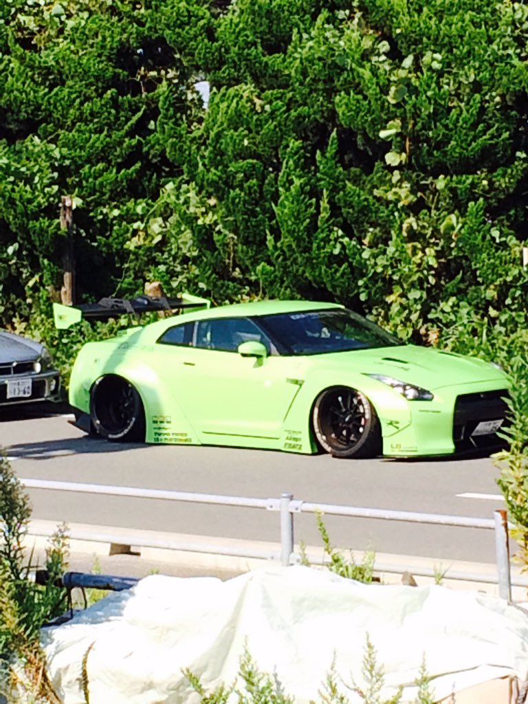 LBworks5's tweet photo. 去年の夏花火を見るのに緑＆茶色のGTRとピンク＆スカイブルーのオーナーさん達と見させてもらいました！緑のGTRのオーナーさんだけworkscarで来てましたので紹介します！

#LBworks #libertywalk https://t.co/AUCf6VQvat