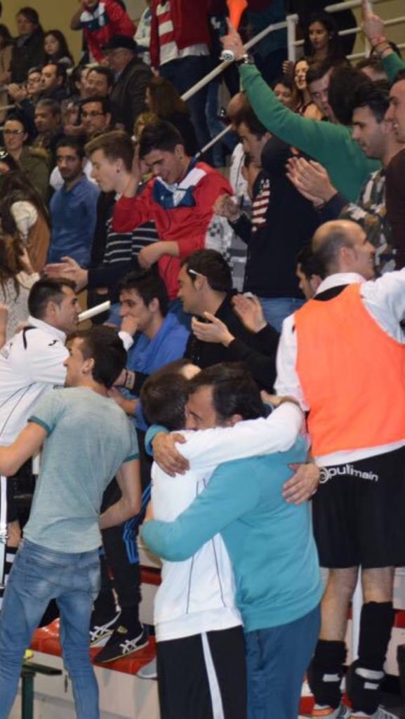 frentebuhersa's tweet photo. El abrazo de la victoria. @pantoja050968 y @Adriperezs https://t.co/xKavhMAOBG