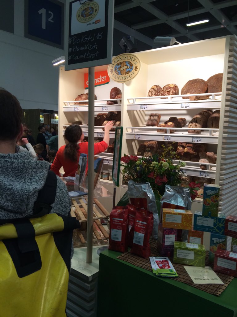 KWagner70's tweet photo. Brot ist auch noch da. Von #Märkisch Landbrot bei der #BioIGW16 https://t.co/1XH9sd75P4