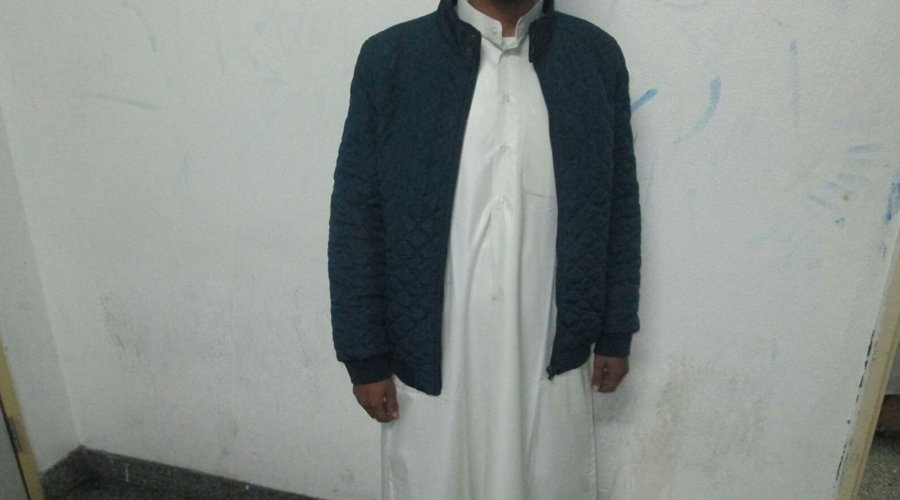 #صورة 🔴

جمرك #جسر_الملك_فهد يضبط رجلا حاول تهريب 14 زجاجة خمر خبأها في أسفل ثوبه

#السعودية #الجمارك
-