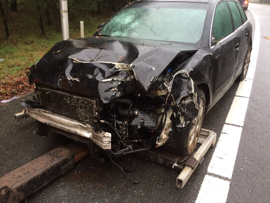 Jurgen_Lamers's tweet image. De berger heeft het voertuig meegenomen en de bomen takken zijn opgeruimd en de afrit is vrij.