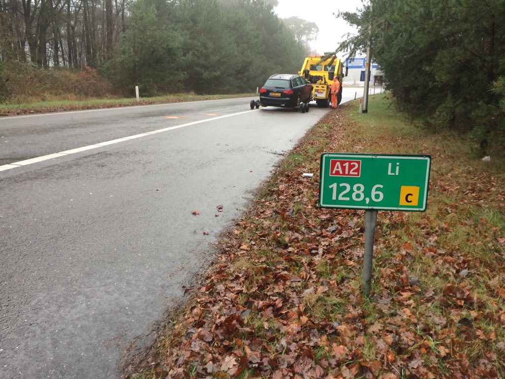 Jurgen_Lamers's tweet image. De berger heeft het voertuig meegenomen en de bomen takken zijn opgeruimd en de afrit is vrij.