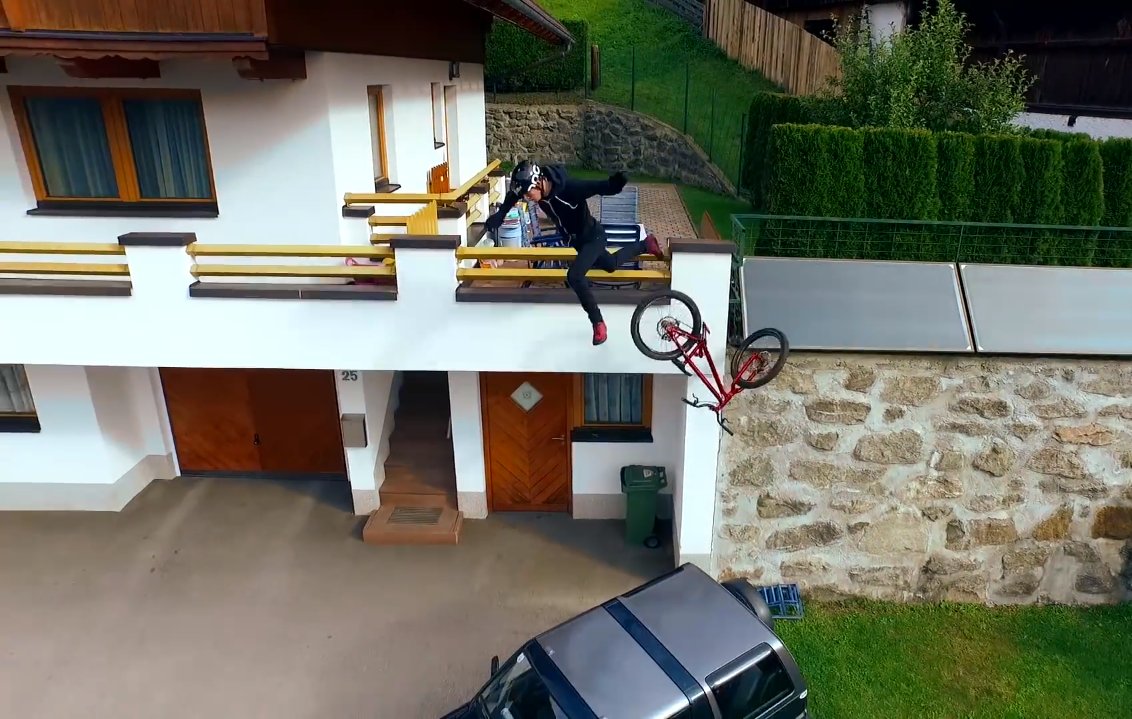 Bicicleto_ZGZ's tweet photo. RT @mbrmagazine Watch this trials rider fall off a roof https://t.co/pjCxK6c5Rg  https://t.co/PrvfXO8VmX