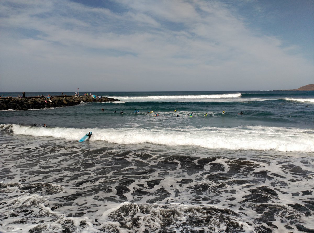 carmennublo's tweet photo. Llegando a @LasCanteras hoy andando. Están llegando los últimos del #Maratongc Los surferos a lo suyo #VivaLaVida https://t.co/PRtmXTEDyQ