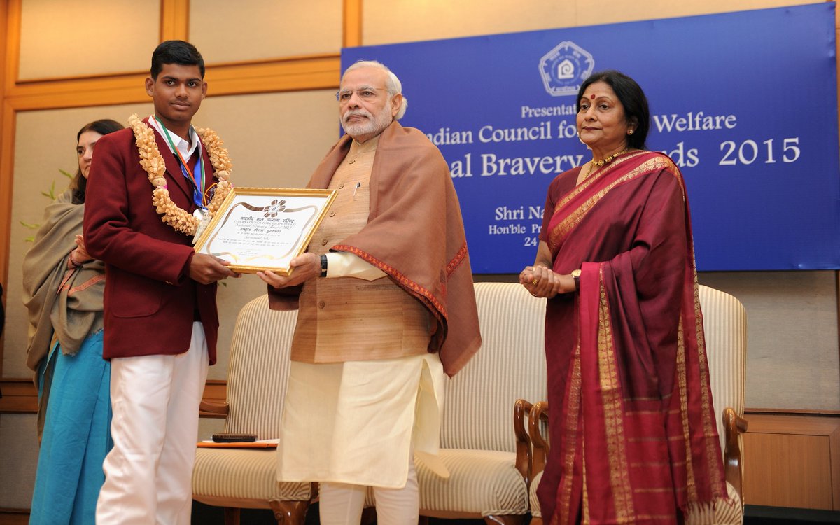 PMOIndia's tweet photo. Sarwanand Saha from Chhattisgarh saved a man from drowning in the Mahanadi river. https://t.co/dyXroY7rnP