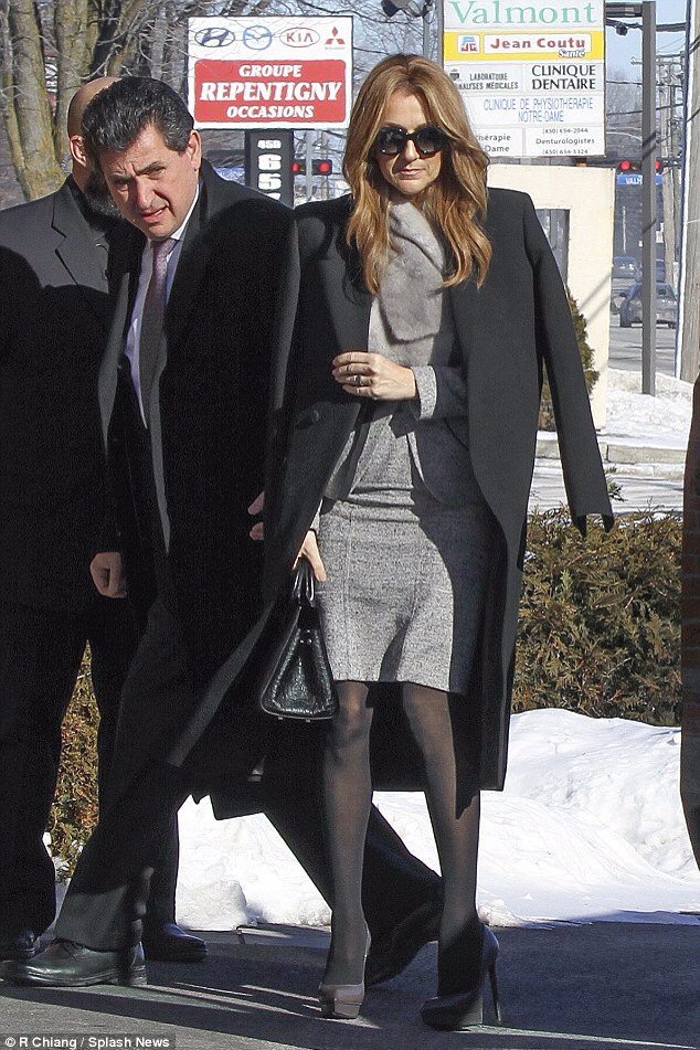 CDionFansFrance's tweet photo. [NEWS] @celinedion était hier aux funérailles de son frère Daniel Dion avec sa mère Thérèse Dion. #RIPDanielDion https://t.co/FBS7ibZ8ZD