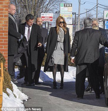 CDionFansFrance's tweet photo. [NEWS] @celinedion était hier aux funérailles de son frère Daniel Dion avec sa mère Thérèse Dion. #RIPDanielDion https://t.co/FBS7ibZ8ZD