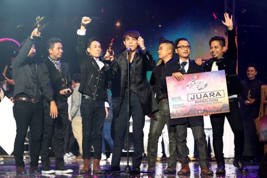 NST_Online's tweet photo. Akim &amp; The Majistret's Potret is Best Song at #AJL30 #nst170
https://t.co/nDg1BhQGtW https://t.co/mLPh0Q4VM6