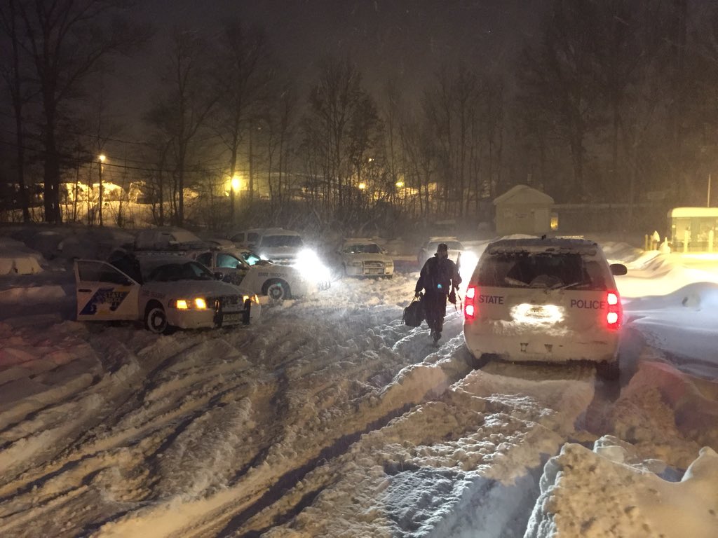 NJSP's tweet image. Shift change at Netcong Station. No time to #digout, just #getout and hit the road. #Jonas