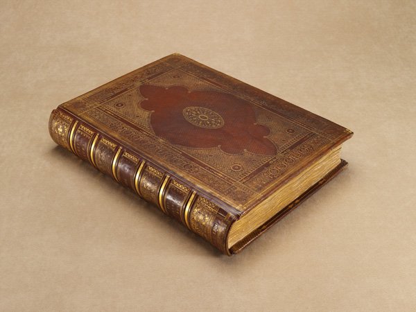 Tuscan Blue グーテンベルク聖書があるなんて凄いなダウントン 15世紀にドイツのヨハネス グーテンベルク が活版印刷技術でつくった世界初の印刷聖書 黒の単色印刷で後から手描きで飾り文字などを彩色 ダウントンアビー Downtonabbey T Co