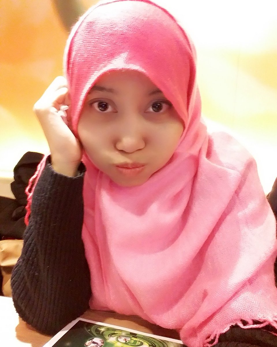 Firlysalsa's tweet photo. Wearing hijab 😊 #hijab https://t.co/316pUZ8GR4