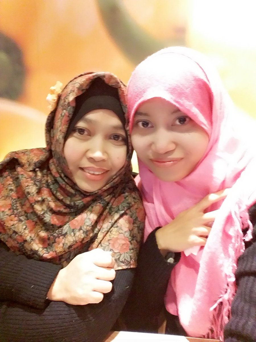 Firlysalsa's tweet photo. Smile together with kindness and share happiness 😊 #hijab #together #lovely #kindness https://t.co/uaWs0RTfRN