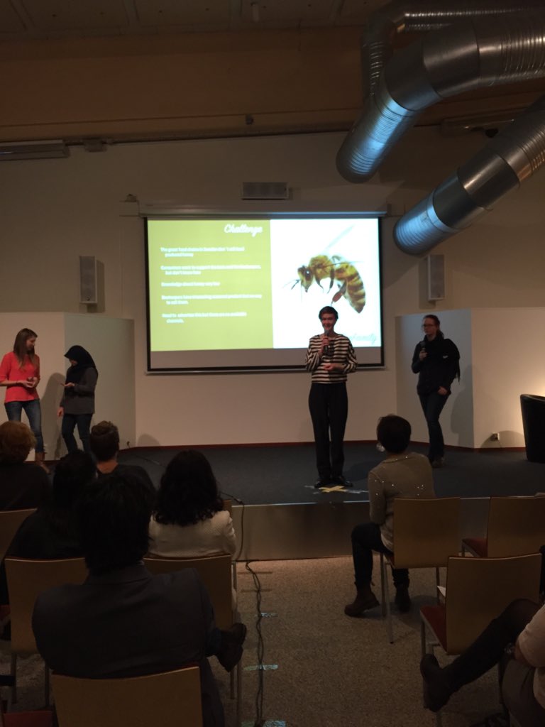 hackformaten's tweet image. &quot;Bee family&quot; present their case