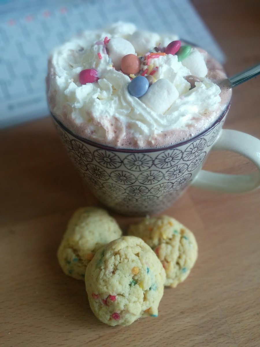 TheRike25's tweet photo. Nachmittags #Kakao und mit den Keksen von #LauraInTheKitchen yummy https://t.co/L4Zn0HIDx8