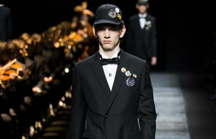Yesterday's #DiorHomme #catwalk: mix of #classical #suit with #young #accessories #buyer #buyerworld #pfw