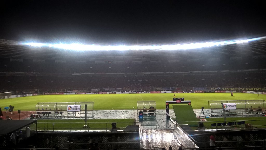 labbola's tweet photo. pemain @semenpadangfcid tidak ada yg melakukan warming up saat jeda#JSCOfficialStats #Final #ICJSC https://t.co/P54LfC5eIs