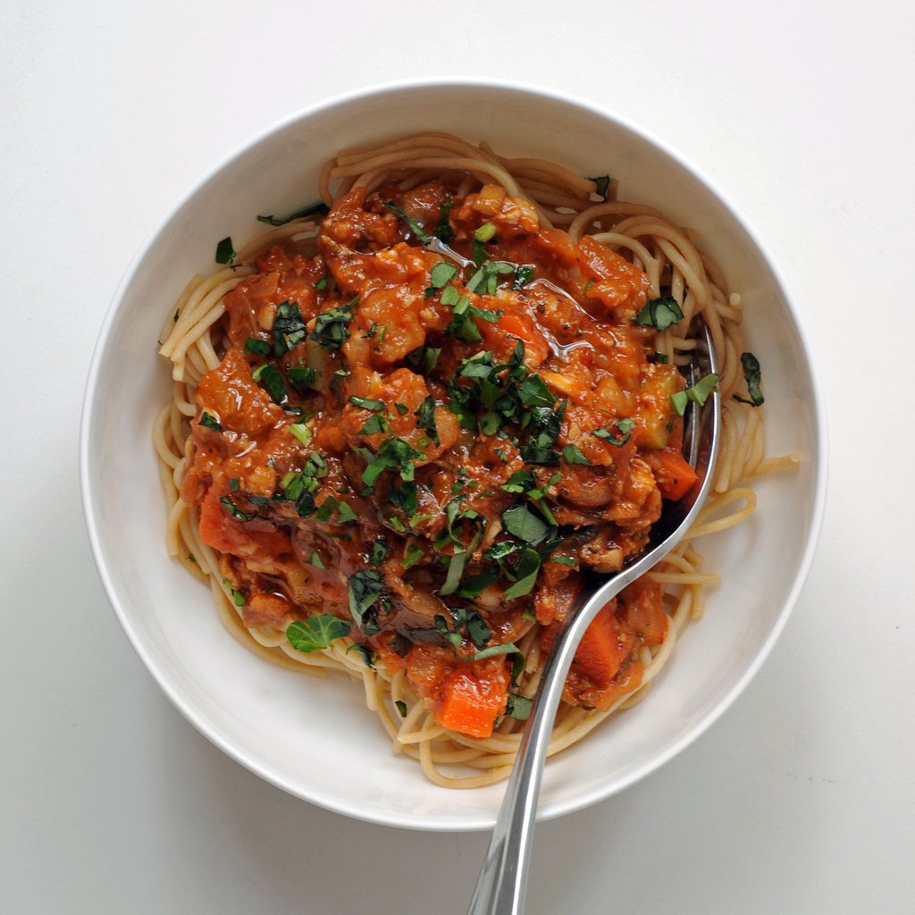 Q_sinn's tweet photo. Cut back on #calories, fat and #cholestero with this #vegan #bolognese that's perfect for #lunch. #EatHealthy https://t.co/ViC3A4DM7K