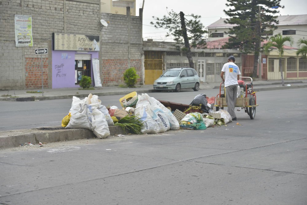 Ordenanza no logra frenar mala disposición de basura en barrios de Guayaquil: ow.ly/XsAsy
