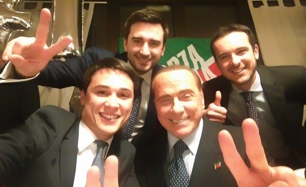 Selfie con il bomber: uniti si vince! <a href="/forza_italia/">Forza Italia</a> @FI_Giovani