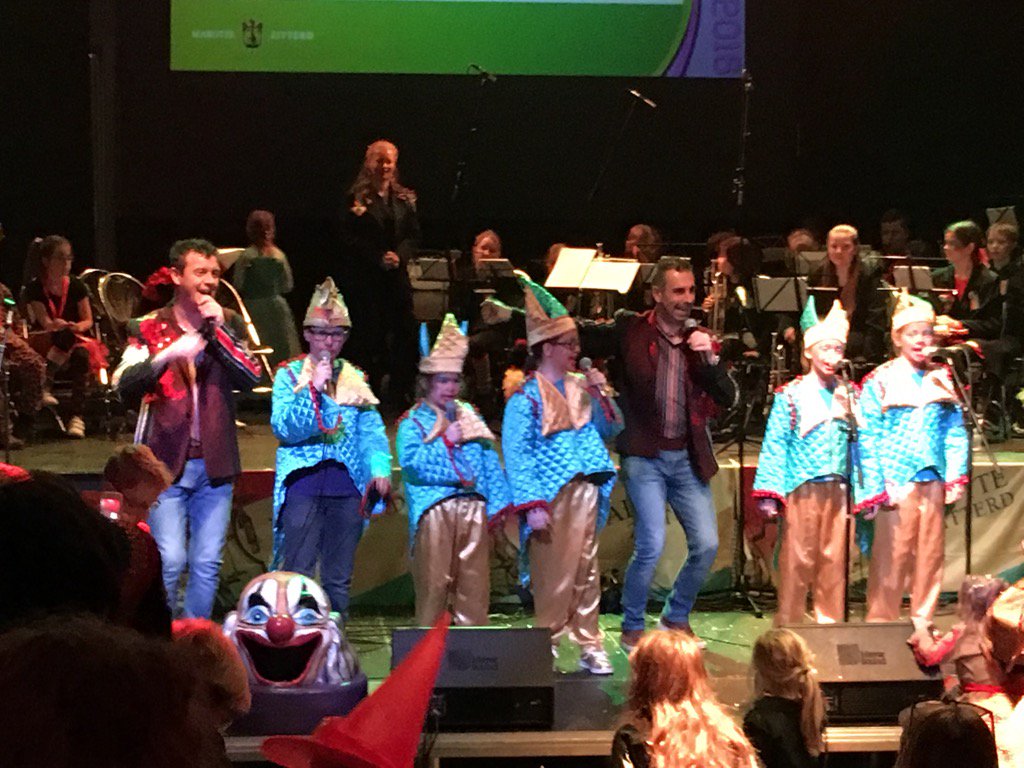 Zeng mit dien idool. Leerlingen basisschool Leyenbroek met <a href="/LaBambaMontfort/">La Bamba</a> 'Laef Limburg laef'. #Zitterd