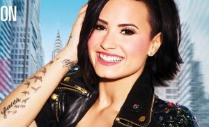 lovaStef's tweet photo. Apesar de todas as perdas,todos nós lovatics esperamos que nunca deixe esse sorriso que nos ilumina #StayStrongDemi https://t.co/ZJ997V2j8f