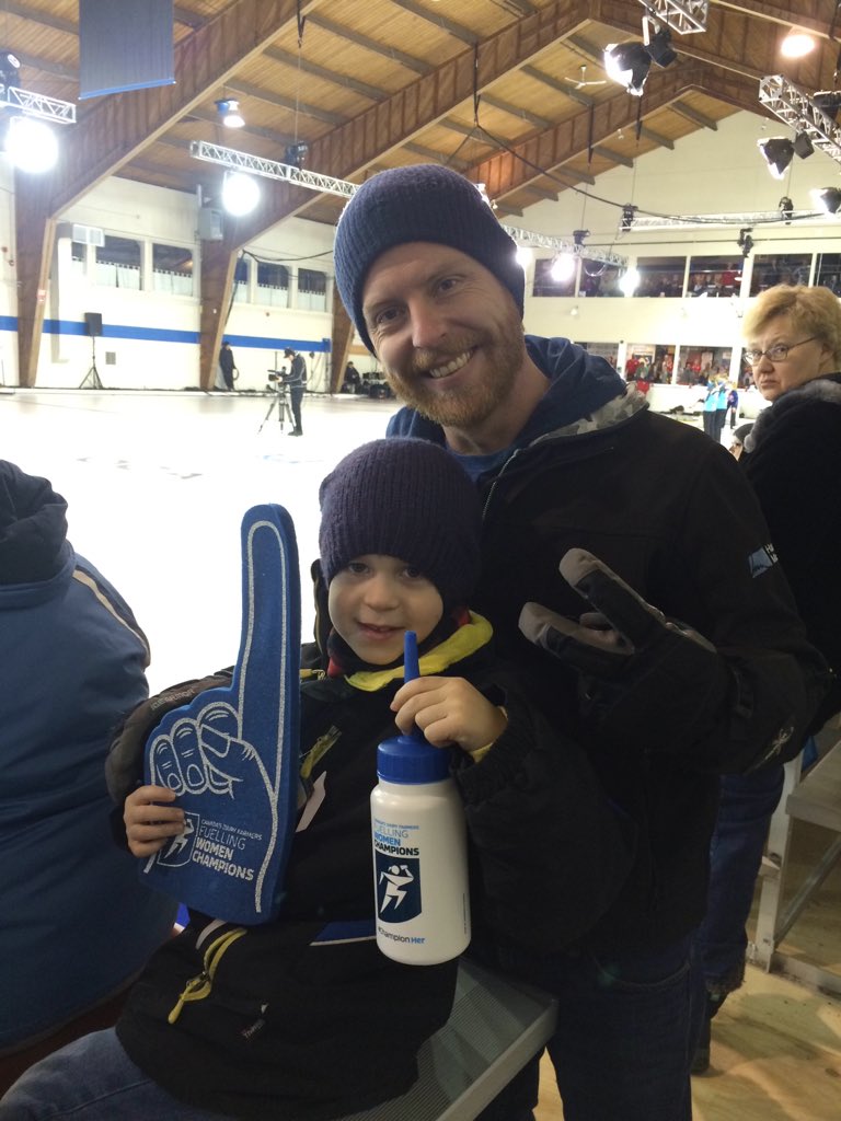 JaimieHayward's tweet photo. Showing off the free swag! #2016scotties #ChampionHer https://t.co/N1jagQaLet