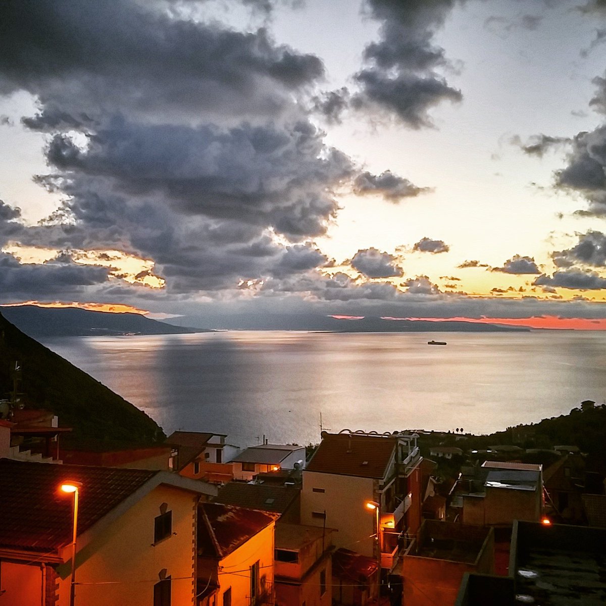 AoPeperoncino's tweet photo. #serata #romantica questa #sera a #Palmi! #calde #luci #mare #calmo e  #nuvole in #cielo. #calabria https://t.co/34xJ1Z8oWl