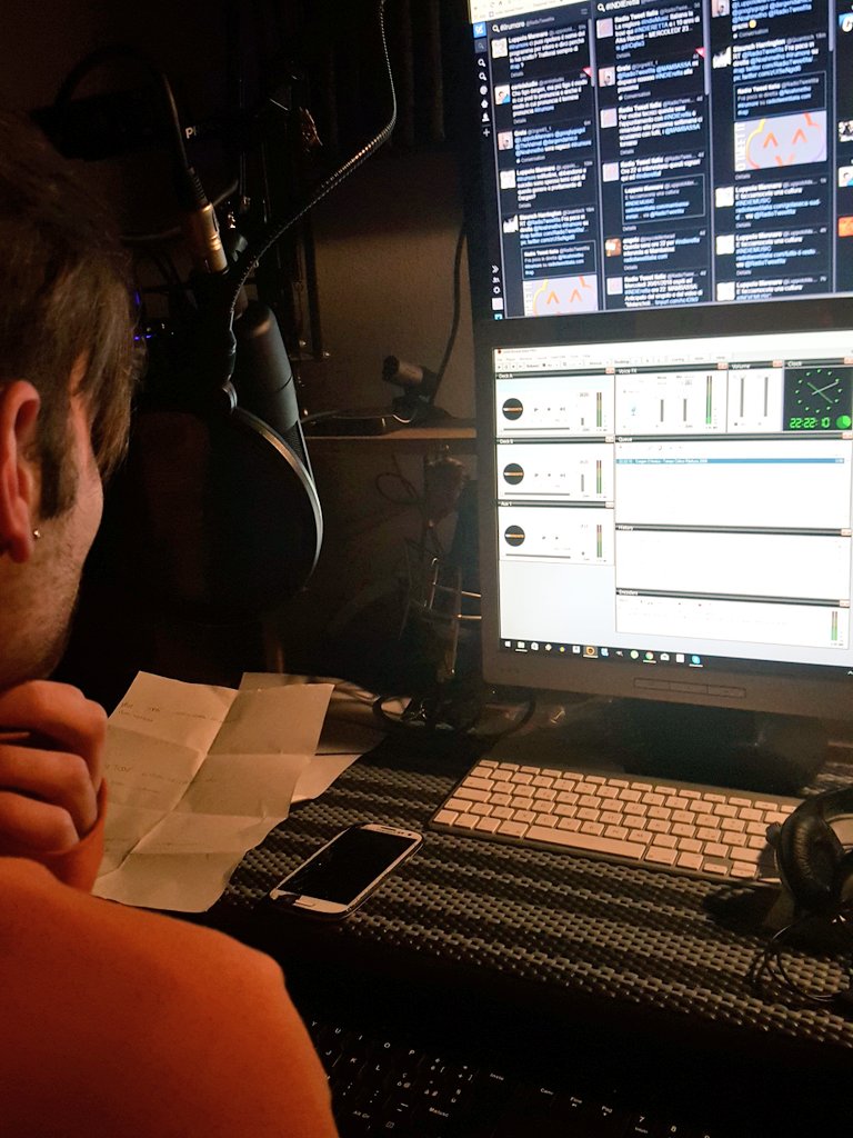 LuppoloMannaro's tweet photo. #ilrumore mentre @Noahmetho trasmette dalla sede di @RadioTweetIta https://t.co/3GOuP7fZW8 https://t.co/rIgMYFVkbY