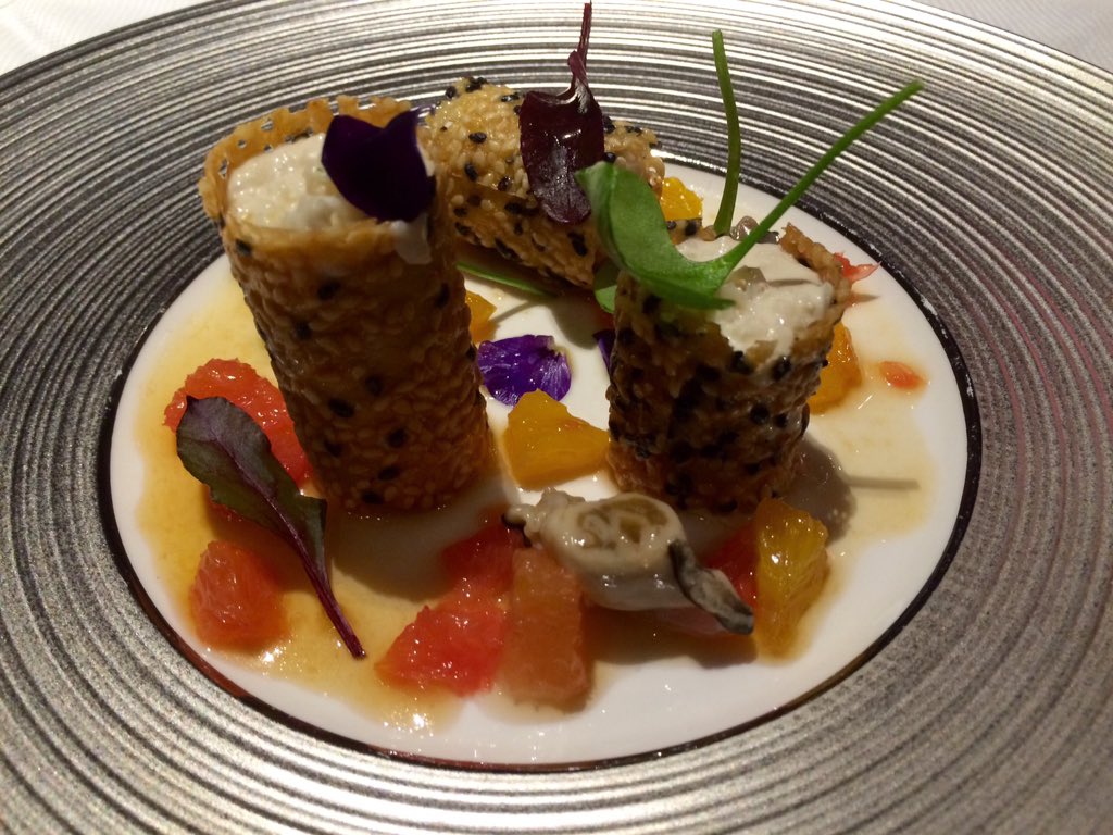 Eerste gang is geserveerd! Krab, citrus en sesam van <a href="/BerendsWilco/">Wilco Berends</a> van <a href="/RestNederlanden/">De Nederlanden</a>. #ggdp