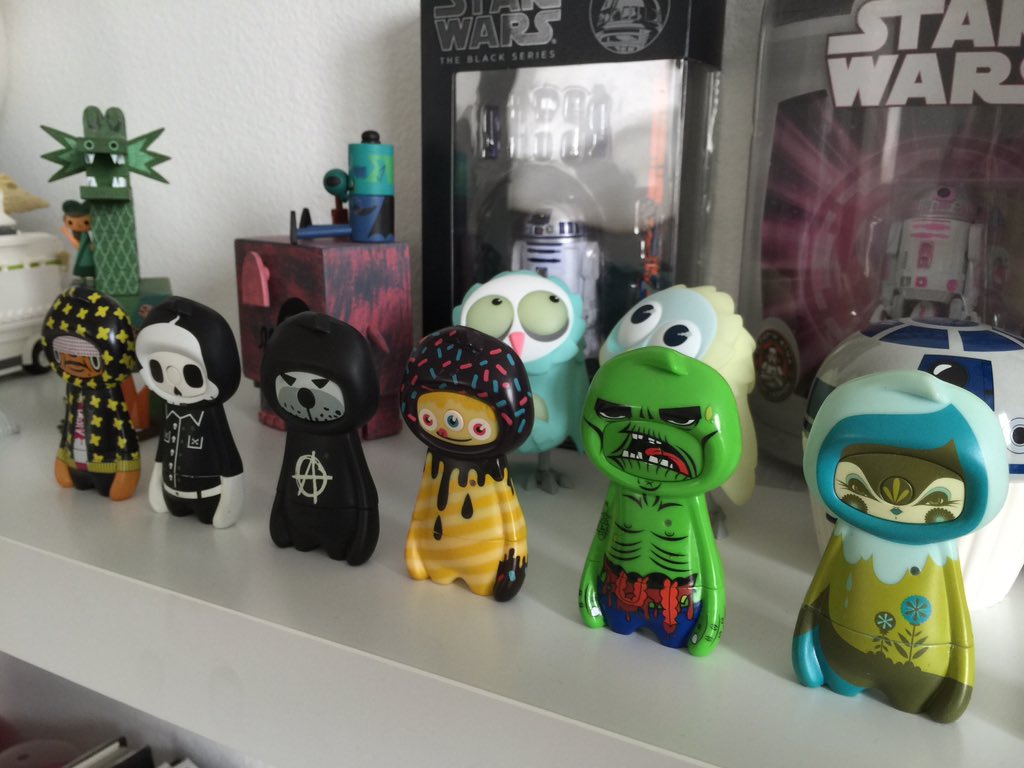 mugoplayer's tweet photo. I spy a lot of designer toy goodness here. #mugo https://t.co/wg2rlW8laC