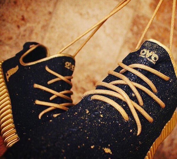 fadeawayj8's tweet photo. OVO Custom Yeezy's 🔥 https://t.co/QHzDfw0Nxe