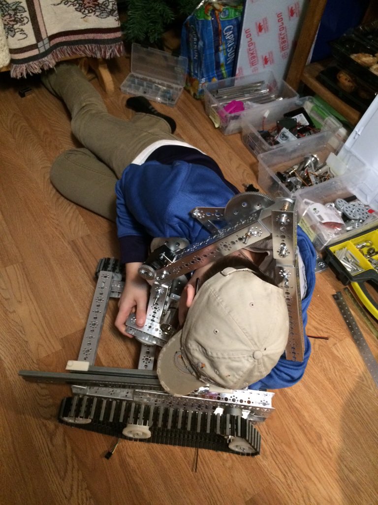 FrostBots6695's tweet image. When it&apos;s 9pm two days before and it&apos;s so close to done.  #FIRSTproblems #nightbeforecomp #omgrobots