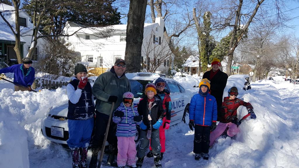 nickmattm0m's tweet photo. #DCPoliceDepartment neighbors helping to dig us out https://t.co/arttaJZrFz