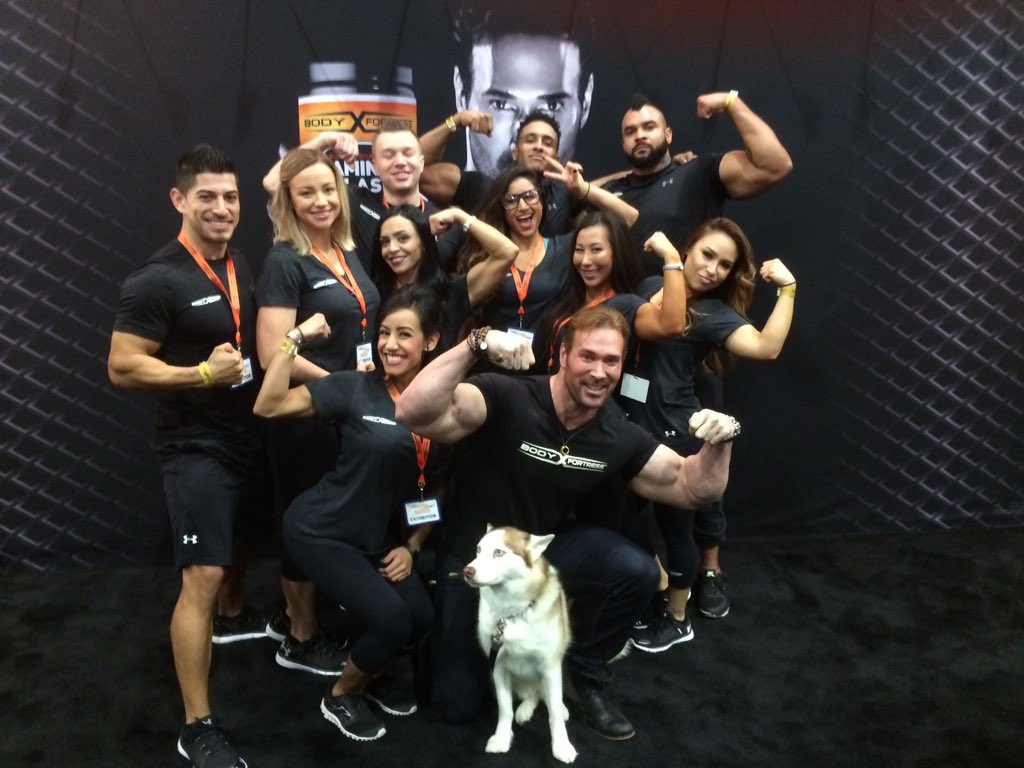 bodyfortress's tweet photo. @MikeOHearn is here! #FlexSelfie time, whattttttttt! Booth 923. #lafitexpo #fitexpo https://t.co/64VOUab5dD