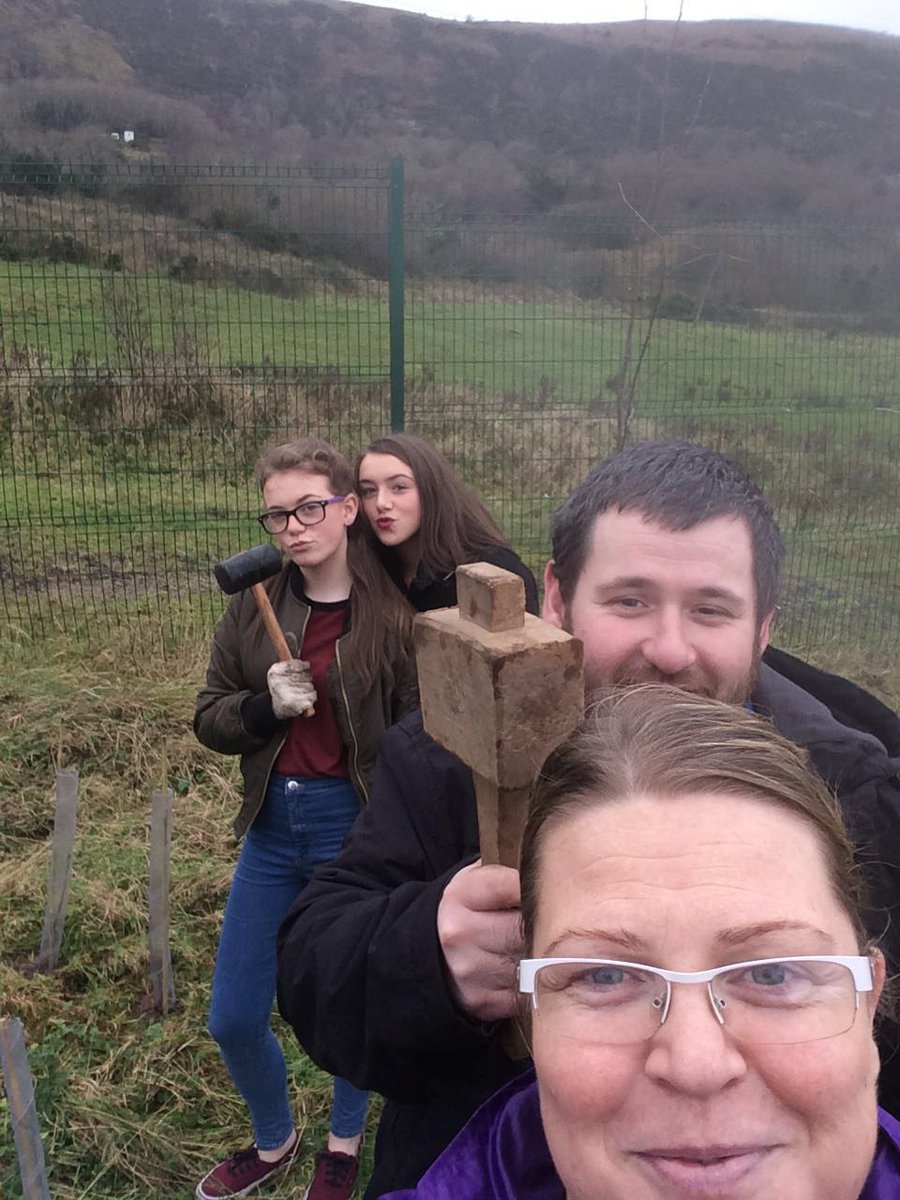 USDTYouthTeam's tweet photo. @ArleneAB_ Chilli +YP from Newhill supporting Kevin Rossotto Tree Planting initiative #NewEarth #YoungPeople https://t.co/NfCKNOQCJU