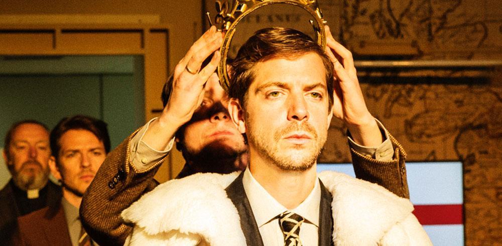 Telerama's tweet photo. “Kings of war” d'après Shakespeare à Chaillot : Ivo van Hove superstar ! https://t.co/NfBIoWsPkz https://t.co/2yzQr42Ax9