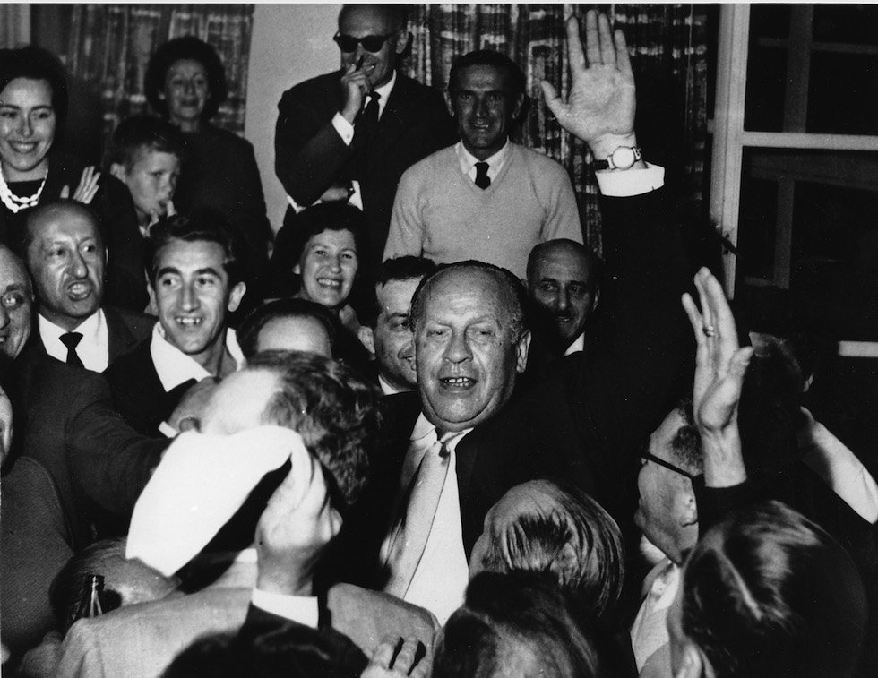 HistoryInPics's tweet photo. Oskar Schindler greeted by 300 holocaust survivors in Jerusalem, May 1, 1962. Photograph by Photo by David Rubinger. https://t.co/1ajpMFDAnB